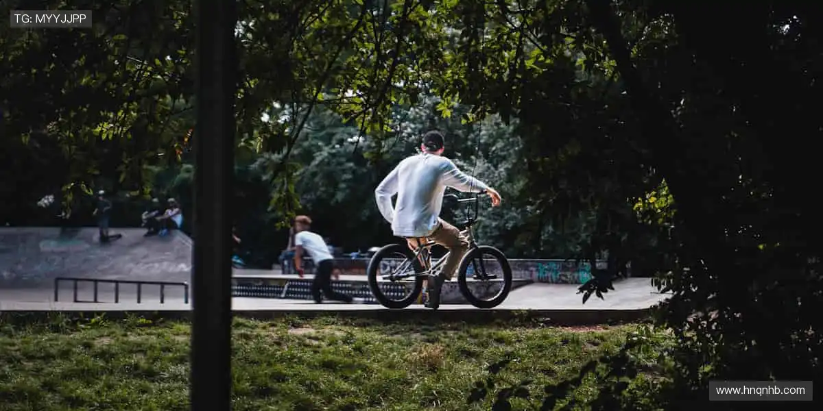 📱 边看边聊,弹幕刷屏,互动赢好礼!